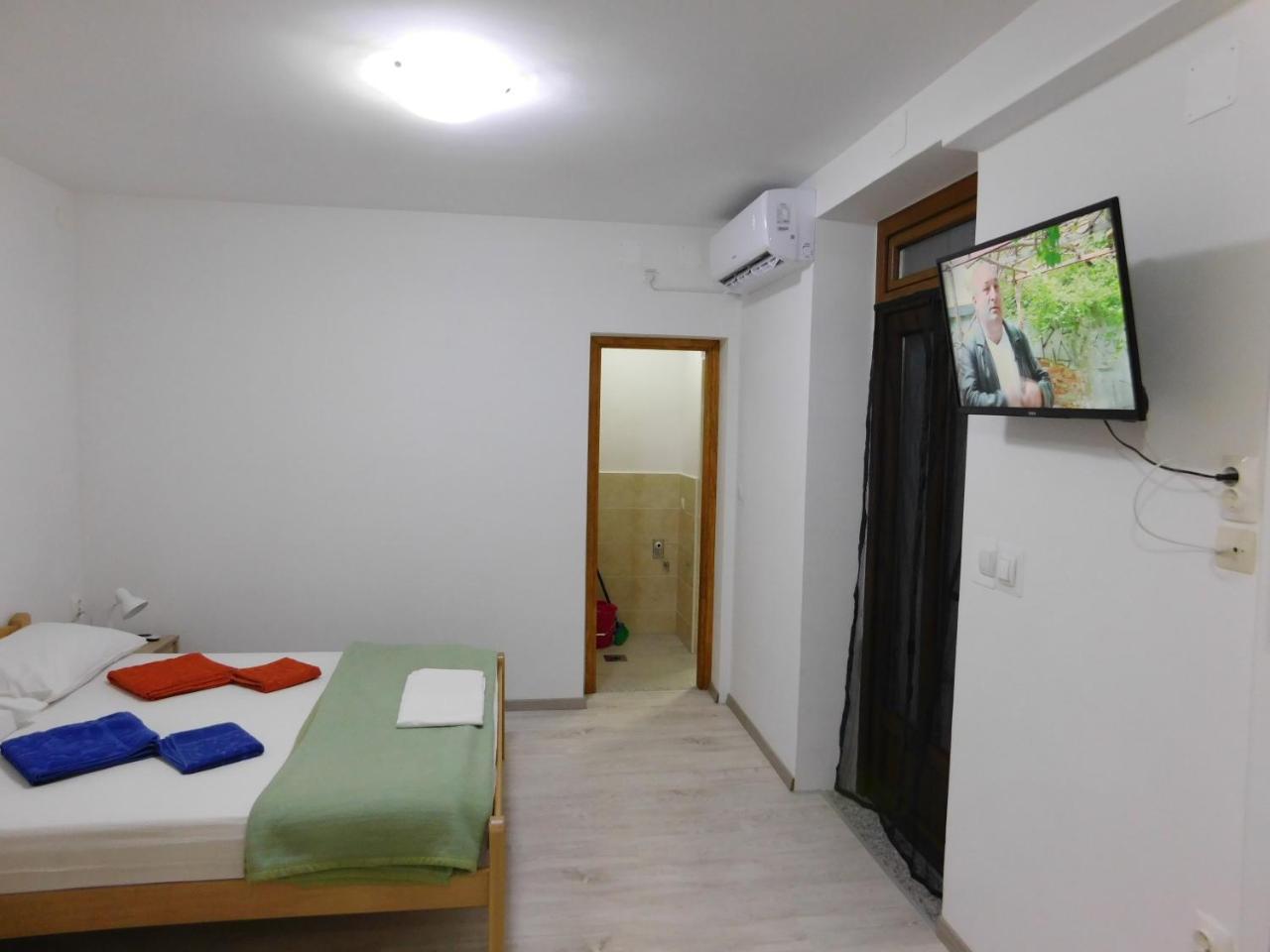 Apartments Leo Janjina Exterior photo